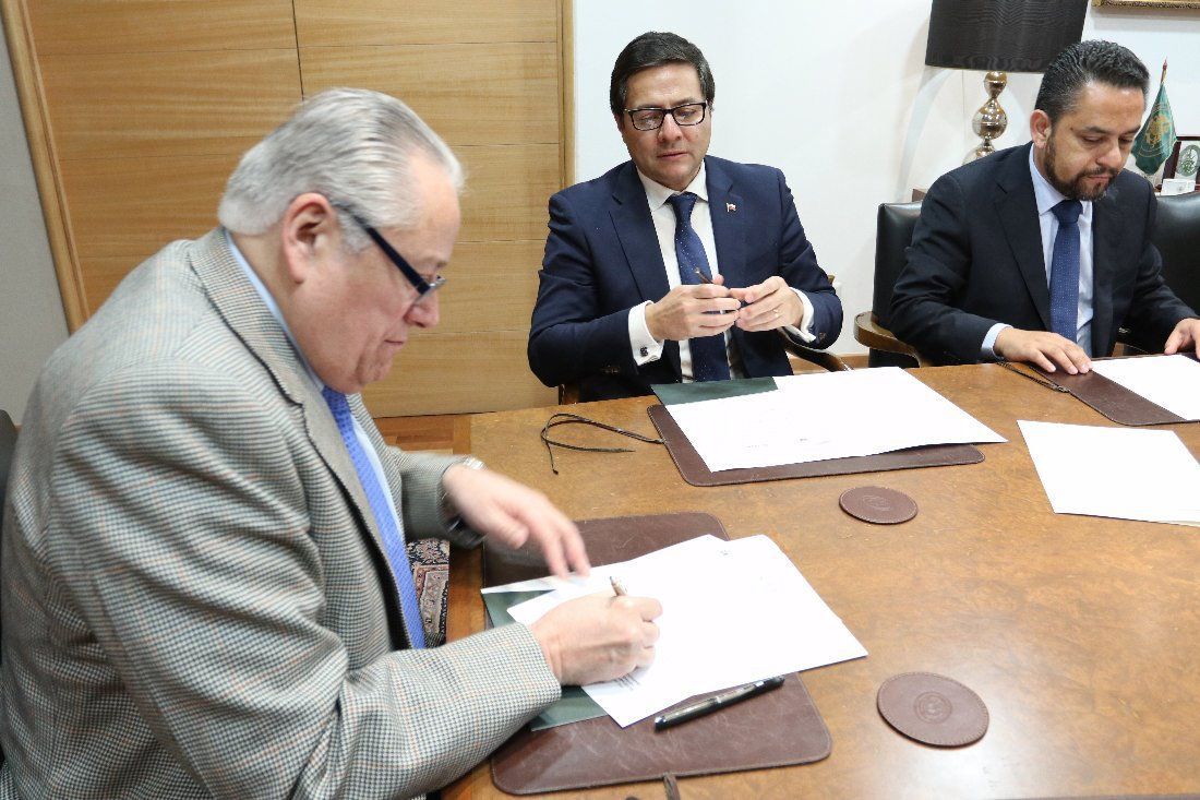 1TA Firma convenio con el Tribunal Constitucional