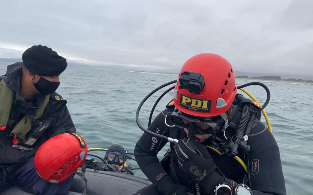 Buzos y peritos de la Bidema y Unidad Subacuática de PDI exploraron Playa El Lápiz en el marco de medida cautelar dictada por el Primer Tribunal Ambiental