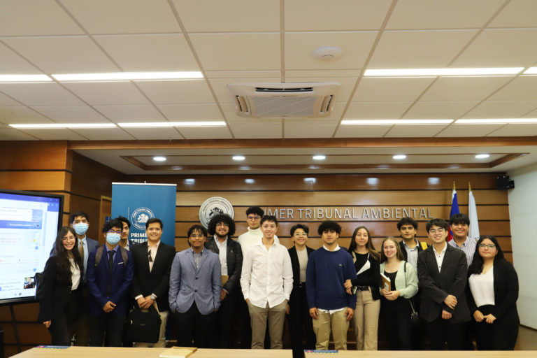 Estudiantes de las carreras de Derecho e Ingeniería Ambiental visitan el Primer Tribunal Ambiental